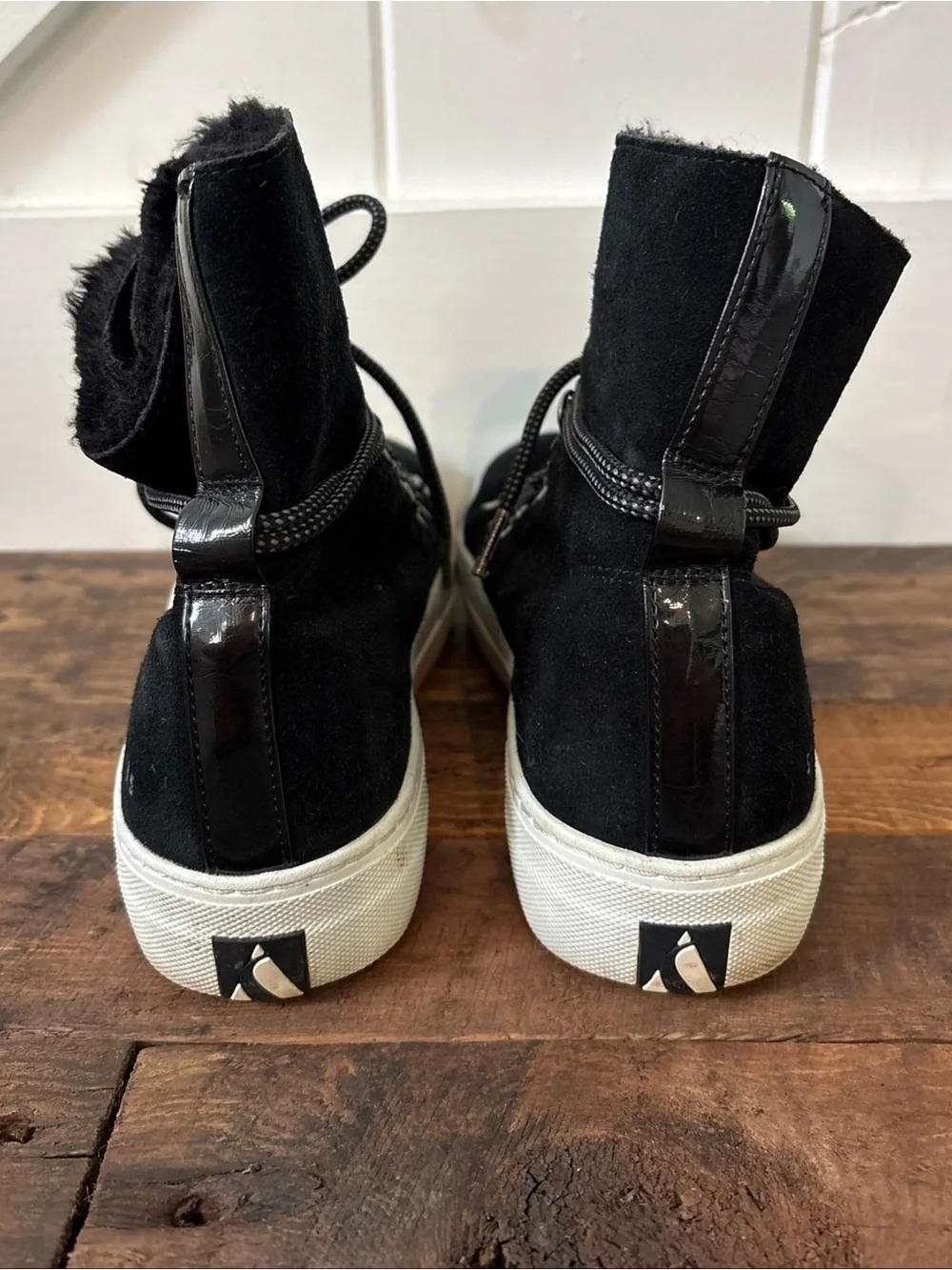 Skechers Size 9 Alba High Hugs Boots Sneaker Black Suede Faux Fur Lining Comfy